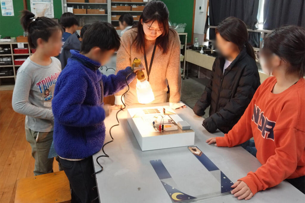 image: Lesson where students learn the mechanism of solar cells and battery (Japan)
